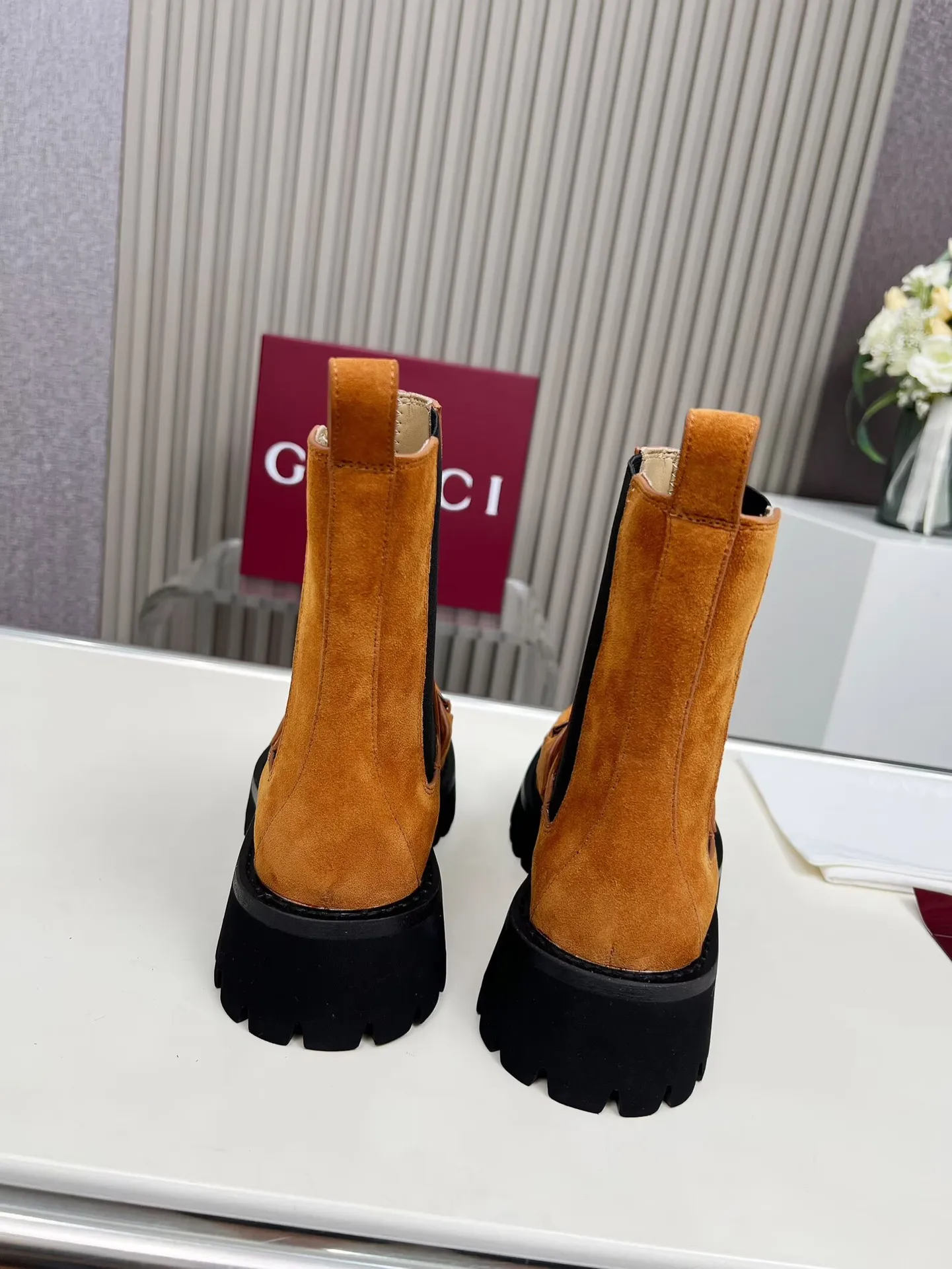 👟👟Ex-factory price 640👟👟 New version of Gucci GUCCI hot sale✅Ankle boots 🎉Very easy to match👍Elastic design on both sides [strong] Easy to put on and take off, especially retro British style, Gucci buckle decoration on the front💎LOGO✅ Fabric: imported cowhide 🐂High mercerized velvet, lining/foot: cow lining Color: black caramel color Brown 3 colors optional Number of yards: 35-42 {2 heads need to be customized} Heel height: 5cm Packing: Comes with card and cloth bag.